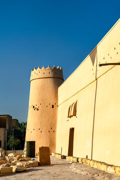 The historic clay and mudbrick tower of the Masmak Fortress under a clear blue sky in Riyadh, Saudi Arabia