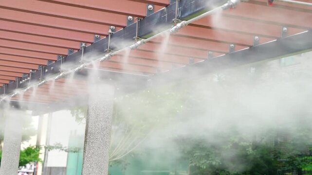 真夏の銀座を涼しくするミストシャワー