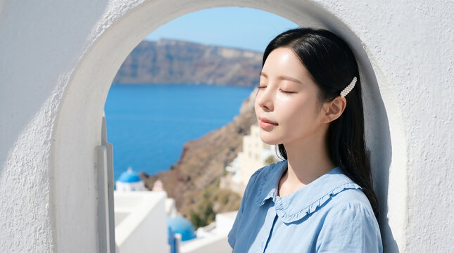 산토리니 절벽 위에서 바다를 바라보는 여성 / Woman Looking at the Sea from Santorini Cliff