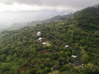 Naklejka premium Landscape view of green mountains and small buildings in nature