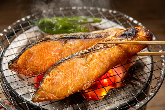 鮭を炭火で焼く