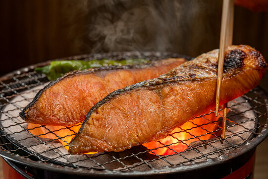 鮭を炭火で焼く