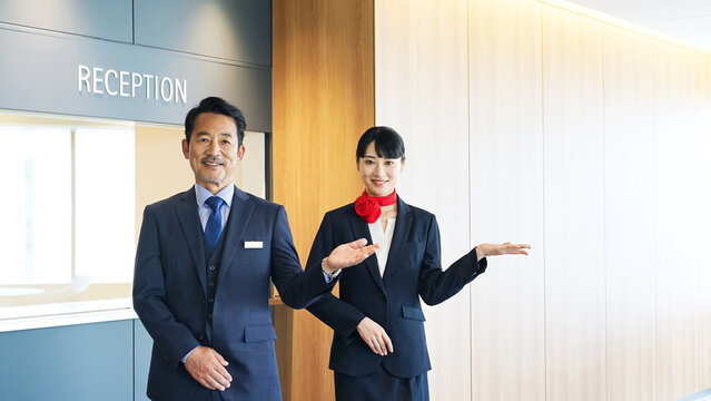 案内するホテルフロントスタッフ