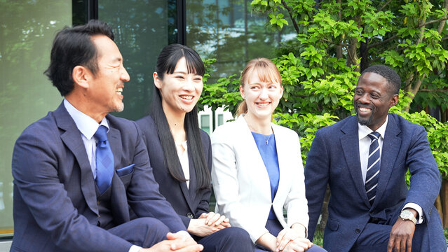 A group of multinational businesspeople talking in a relaxed manner.