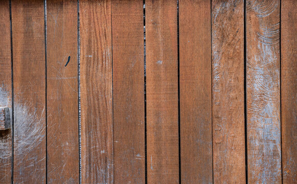 Textura de tablones de madera barnizada en disposici&oacute;n vertical con desgaste superficial, fondo r&uacute;stico de alta resoluci&oacute;n