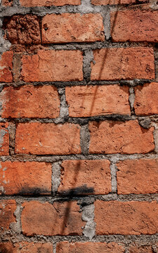 Textura vertical de pared de ladrillo rojo con mortero envejecido y estilo r&uacute;stico
