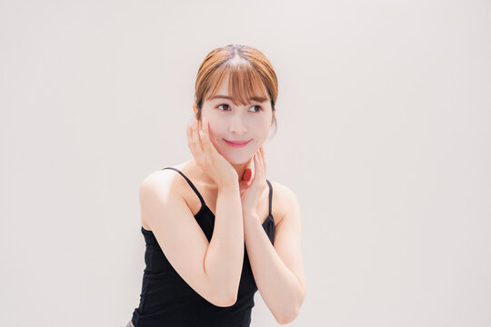 ビューティーケアをする明るい髪色の若い女性