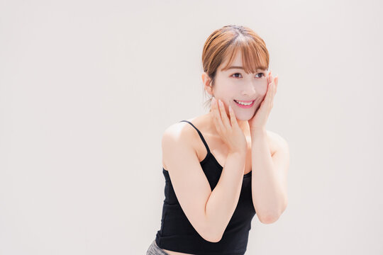 ビューティーケアをする明るい髪色の若い女性