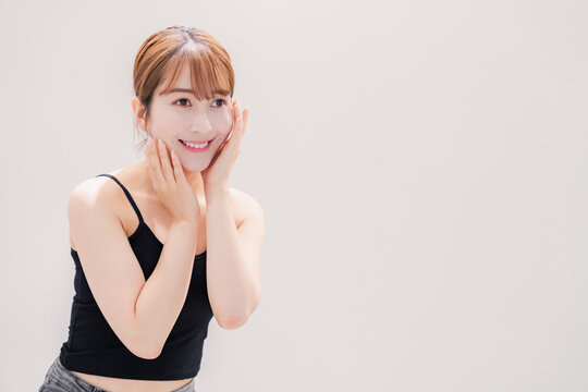 ビューティーケアをする明るい髪色の若い女性