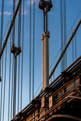Obraz premium Sunset golden hour of the Manhattan Bridge connecting Brooklyn and Manhattan Chinatown
