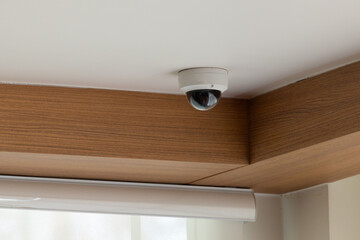 Naklejka premium Ceiling-mounted security camera in modern room