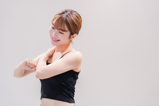 ストレッチをするアクティブな女性