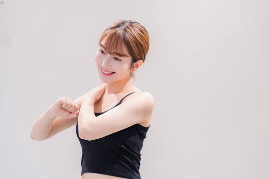 ストレッチをするアクティブな女性