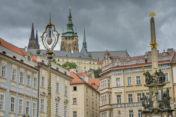 Fototapeta premium Wohnhäuser, Platz, Malostranske nam, Pestsäule, hinten der Hradschin, Burg, Kleinseite Mala Strana, Prag, Tschechien