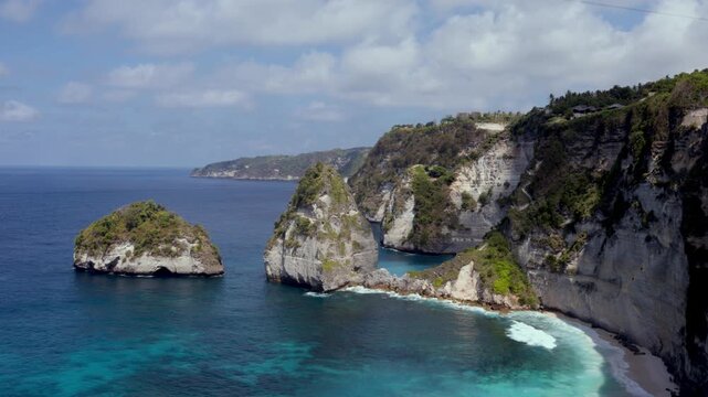 Diamond Beach in Nusa Penida, Bali. (Pantai Diamond) A wide landscape shot of the white shores, dramatic cliffs and crystal-clear turquoise waters. It looks like paradise.
