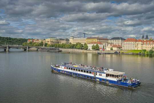Ausflugsdampfer auf der Moldau, Manes-Br&uuml;cke, Prag, Tschechien