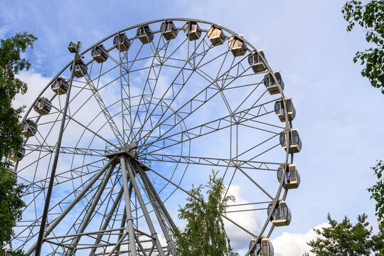 Big ferris wheel in the park