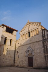 Obraz premium The famous Church of St. Chrysogonus stands as one of Zadar's finest Romanesque monuments, offering authentic medieval beauty and remarkable architectural detail. This is an iconic cultural landmark.