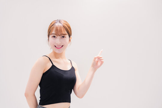 笑顔のアクティブな若い女性