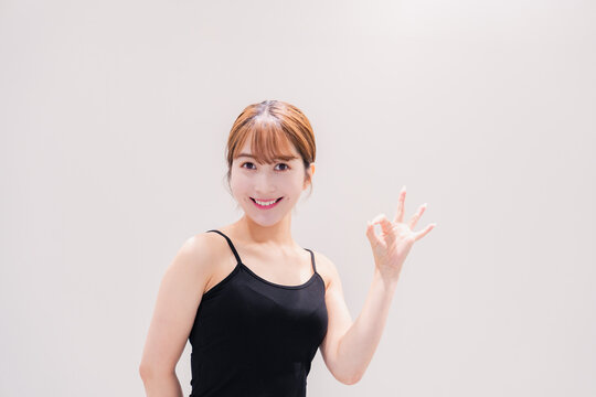 笑顔のアクティブな若い女性