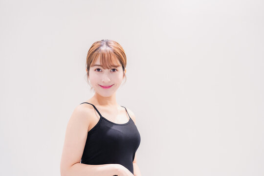 笑顔のアクティブな若い女性
