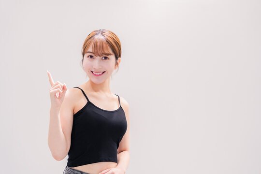笑顔のアクティブな若い女性
