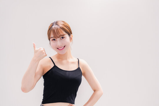 笑顔のアクティブな若い女性
