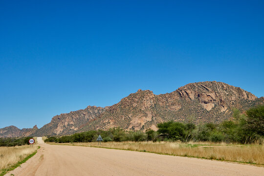 Schotterstra&szlig;e vor Granitbergen an der Spitzkoppe