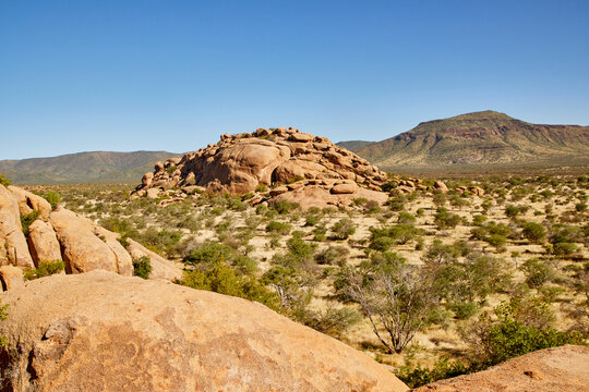 Granitkuppe in trockener Savannenlandschaft