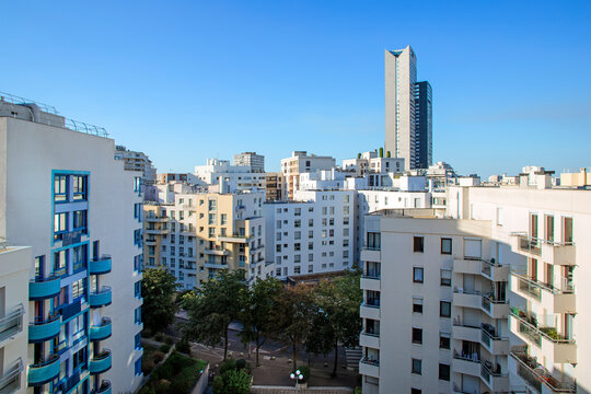 Cit&eacute; arbor&eacute;e d'une ville moderne de banlieue. Groupement d'immeubles d'habitation et tours de bureaux, Paris La D&eacute;fense, Courbevoie.