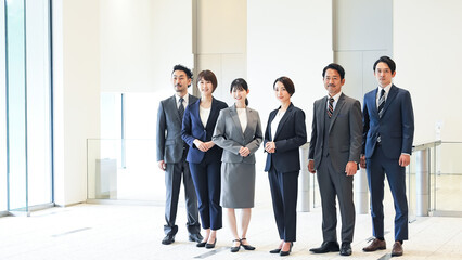 Fototapeta premium オフィスに整列する大勢のビジネスパーソンのグループ
