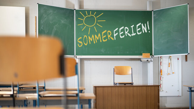 ferien in deutscher schule - gr&uuml;ne schultafel kreidetafel schule tafel mit dem wort text: sommerferien