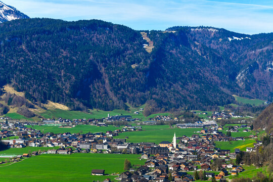 Panoramablick auf die Marktgemeinde Bezau im Bregenzerwald mit der Pfarrkirche hl. Jodok vor beeindruckender Bergkulisse, Vorarlberg, &Ouml;sterreich