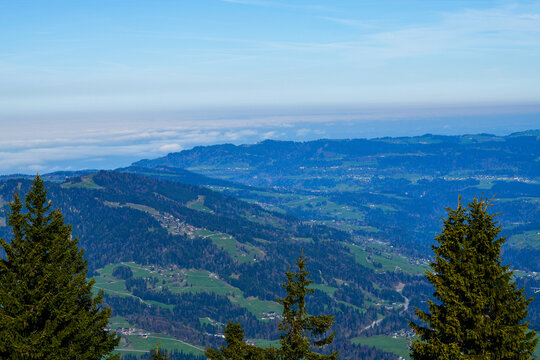 Spektakul&auml;rer Fernblick von der Bergstation Bezau &uuml;ber bewaldete Bergh&auml;nge auf eine Nebeldecke &uuml;ber dem Bodensee, Vorarlberg, &Ouml;sterreich