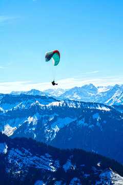 Gleitschirmflieger beim Paragliding vor den markanten Zacken von Annalper Stecken und Zitterklapfen im Bregenzerwald, Vorarlberg, &Ouml;sterreich