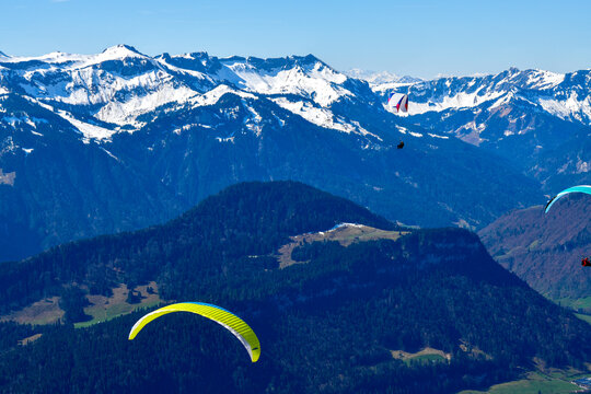 Zwei Gleitschirmflieger beim Paragliding vor der imposanten Bergkulisse von Kanisfluh und Zitterklapfen im Bregenzerwald, Vorarlberg, &Ouml;sterreich