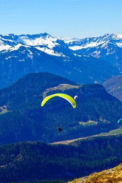 Gleitschirmflieger im Bregenzerwald mit Blick auf die Gemeinde Au und das imposante Massiv des Diedamskopfs, Vorarlberg, &Ouml;sterreich