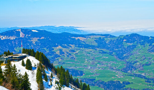 Blick von der Niedere auf die Bergstation Baumgarten der Seilbahn Bezau vor der Nebeldecke &uuml;ber dem Bodensee, Vorarlberg, &Ouml;sterreich
