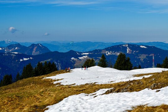 Wanderer auf dem schneebedeckten Bergr&uuml;cken der Niedere bei Bezau vor der Bergkulisse des Bregenzerwaldes, Vorarlberg, &Ouml;sterreich