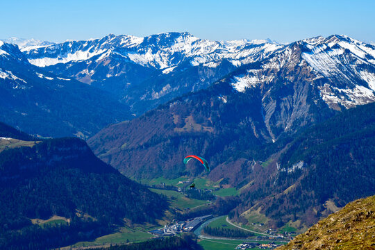Gleitschirmflieger im Bregenzerwald mit Blick auf die Gemeinde Au und das imposante Massiv des Diedamskopfs, Vorarlberg, &Ouml;sterreich