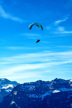 Gleitschirmflieger vor dem Panorama von Diedamskopf und Zitterklapfen im Bregenzerwald, Vorarlberg, &Ouml;sterreich