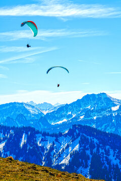 Gleitschirmflieger vor dem Panorama von Diedamskopf und Zitterklapfen im Bregenzerwald, Vorarlberg, &Ouml;sterreich
