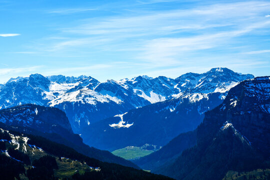 Spektakul&auml;rer Alpenblick von der Niedere auf die schneebedeckten Gipfel von Zitterklapfen und &Uuml;ntschenspitze neben der Kanisfluh, Vorarlberg, &Ouml;sterreich
