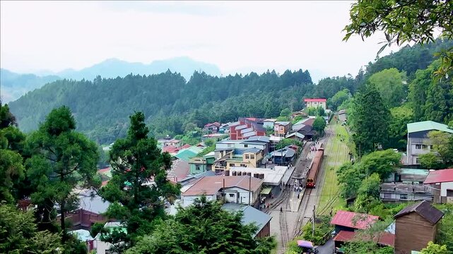 奮起湖奮の町並みと奮起湖駅に停車中の列車を眺める