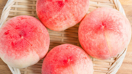 かごに盛り付けた旬の桃 夏の味覚を楽しむ新鮮な白桃 © mike_taro