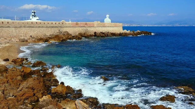 23.03.2026, Antibes - Frankreich - Europa. Stadtstrand bei strahlender Sonne.