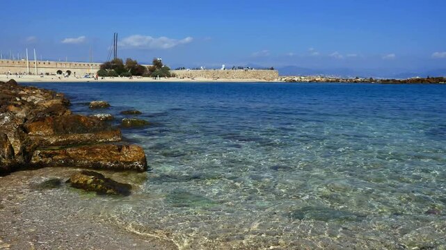 23.03.2026, Antibes - Frankreich - Europa. Stadtstrand bei strahlender Sonne.