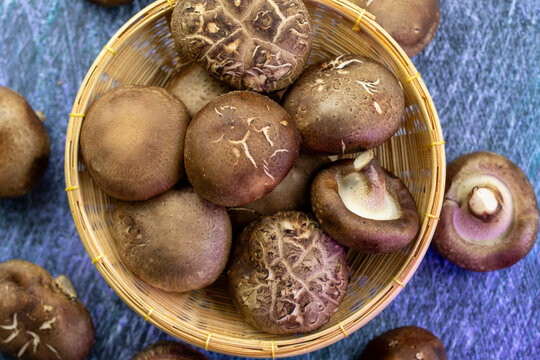 Top view Shiitake mushroom in wooden basket, High-quality culinary ingredient for organic food marketing, gourmet recipes, plant-based diet concepts, and healthy food packaging design.