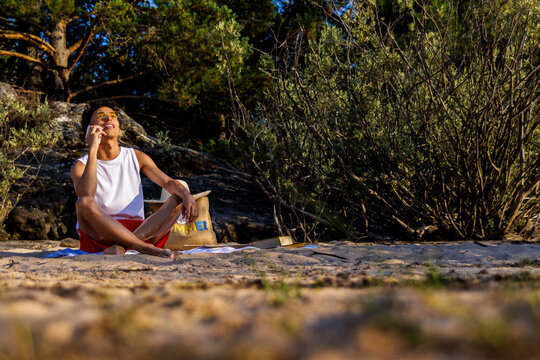 Man enjoying summer vacation on beach, talking cheerfully on cellphone