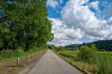 Naklejka premium route étroite à la campagne, ligne droite